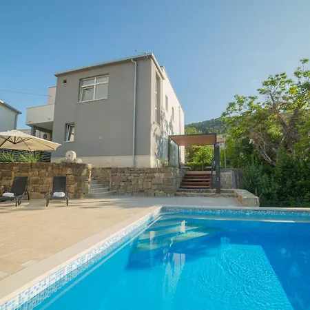 Luxury With Pool-the Box Apartment *