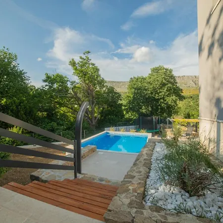 Luxury With Pool-the Box Apartment Srinjine